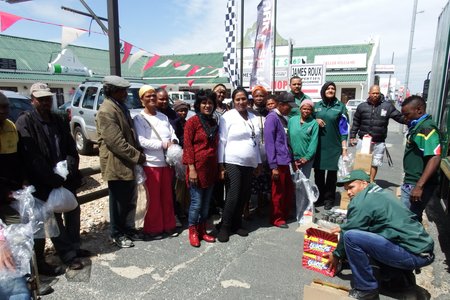 â€˜n Deel van die groot hoeveelheid mense wat in Hoofstraat voedselpakkies van die Gift of the Givers ontvang het